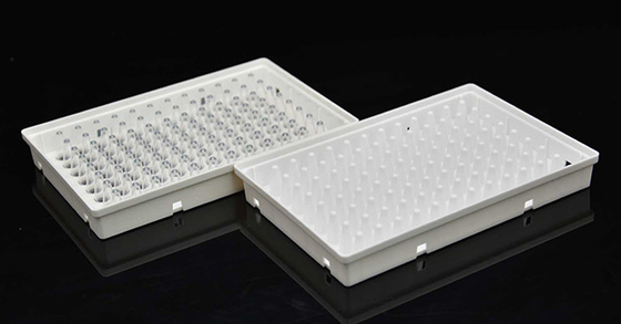 Witte polypropyleen plaat met volledige rand en 96 putjes voor laboratorium